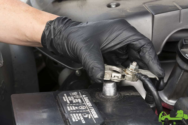 سر باتری تمیز شده ماشین